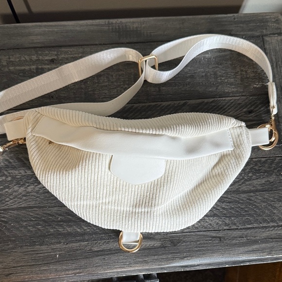Francesca's Collections Handbags - Francesca's Collections Cream Crossbody Bag